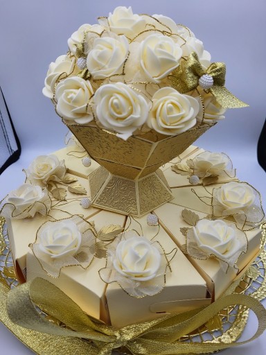 Zdjęcie oferty:  Tort papierowy w kolorze beżowym ze złotem 