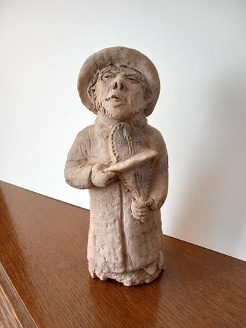 Zdjęcie oferty: Wiejski grajek - rzeźba glina Klara Prillowa