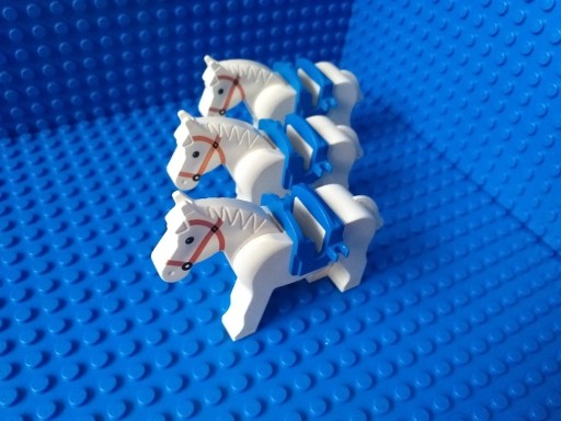 Zdjęcie oferty: Koń biały siodło niebieskie