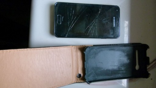 Zdjęcie oferty: Telefon Samsung I9070 włącza się brak baterii zbity ekran słychać głos etui