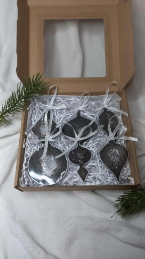 Zdjęcie oferty: Rękodzieło Bombki choinkowe zestaw 6 szt z żywicy czarny i srebrny 