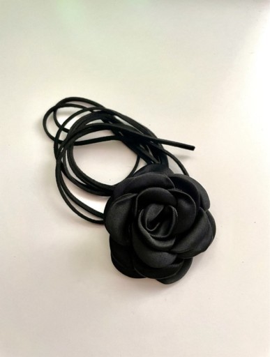Zdjęcie oferty: Czarny choker róża na rzemyku