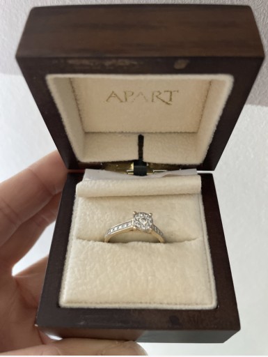 Zdjęcie oferty: Pierścionek zaręczynowy Apart z diamentami 