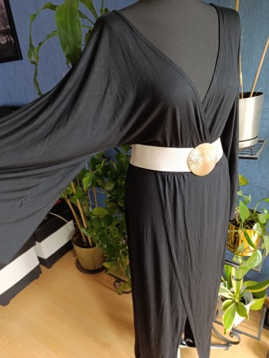 Zdjęcie oferty: Czarna długa sukienka dekolt kopertowy M