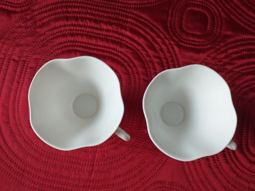 Zdjęcie oferty: Porcelanowe filiżanki o ciekawym kształcie 