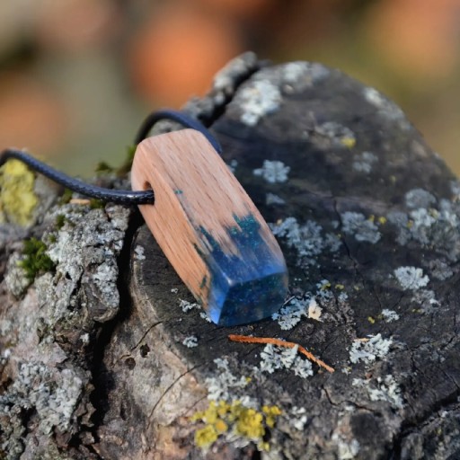 Zdjęcie oferty: Wisiorek z drewna i żywicy niebieski błękitny mały