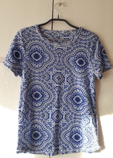 Zdjęcie oferty: Koszulka w niebiesko-białe wzory geometryczne