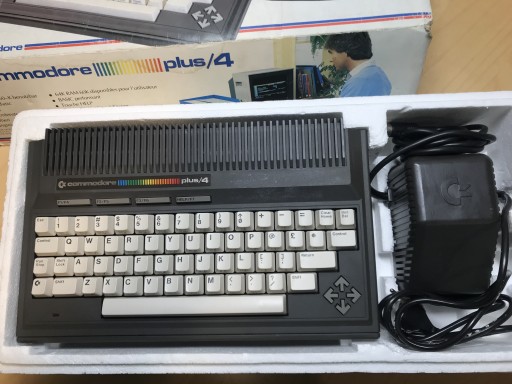 Zdjęcie oferty: Commodore PLUS/4 plomba, stacja, pudełka, papiery