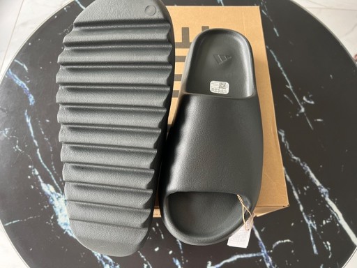 Zdjęcie oferty: Yeezy Slide Dark Onyx roz. 46