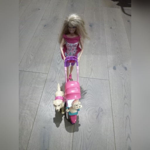 Zdjęcie oferty: Barbie ,,spacer z pieskami"