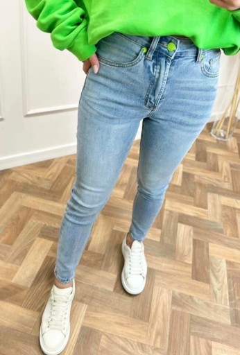 Zdjęcie oferty: Spodnie Wiya Jeans z zielonymi guzikami