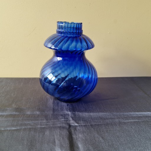 Zdjęcie oferty: Duży wazon z niebieskiego szkła - PRL