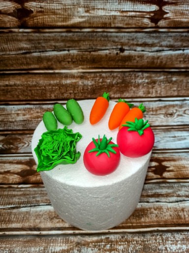Zdjęcie oferty: Warzywa pomidor sałata marchewka Ogórek na tort