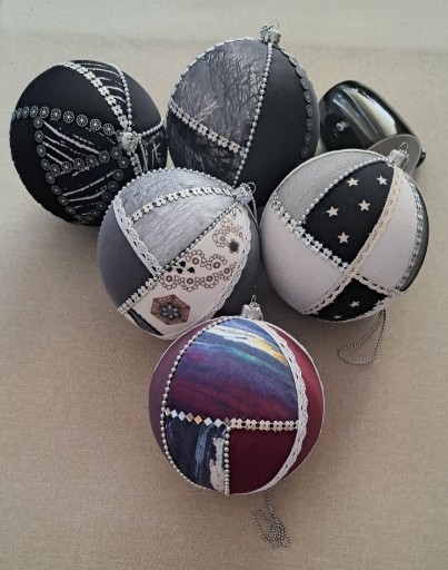 Zdjęcie oferty: Czarne, siwe, każda inna.  Bombki 15 cm  ręcznie wykonane