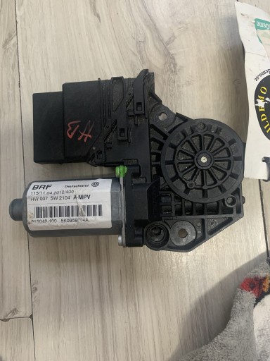 Zdjęcie oferty: Silniczek szyby Volkswagen 5K0959704A