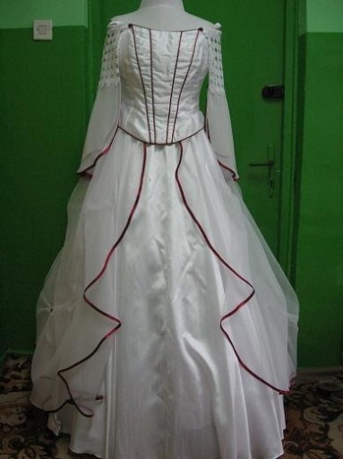 Zdjęcie oferty: Suknia ślubna biała z bordo ozdobami