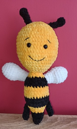 Zdjęcie oferty: Pszczółka na szydełku 32cm 