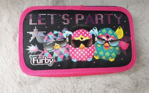 Zdjęcie oferty: piórnik 2 komory z wyposażeniem Furby