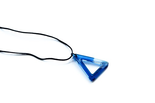 Zdjęcie oferty: Niebieski wisiorek z żywicy epoksydowej kształty