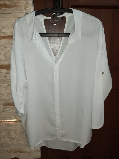 Zdjęcie oferty: Bluzka biała oversizowa z tyłu połączony kółkiem .