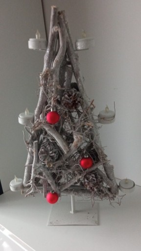 Zdjęcie oferty: Nowoczesna choinka z drewna i szyszek z imitacją śniegu wysokości 60 cm  