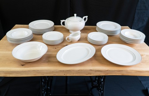 Zdjęcie oferty: Elegancka porcelana kostna 12 osób klasyczna