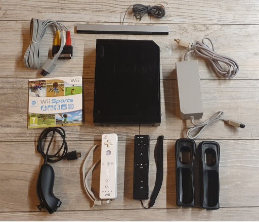 Zdjęcie oferty: Konsola Wii - zestaw: 2 kontrolery, akcesoria, gry