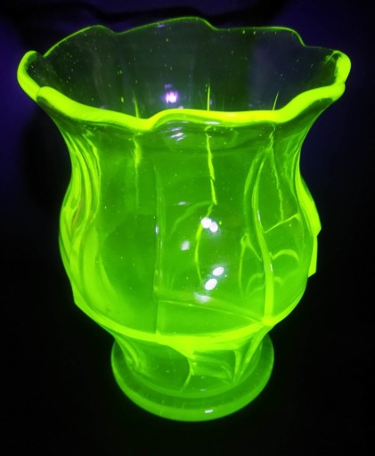 Zdjęcie oferty: Szkło uranowe wazon Art Deco 