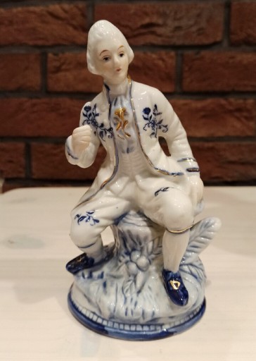 Zdjęcie oferty: Biały porcelanowy szlachcic - 17 cm figurka