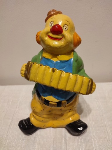 Zdjęcie oferty: Ceramiczna figurka/ skarbonka klauna grajka.