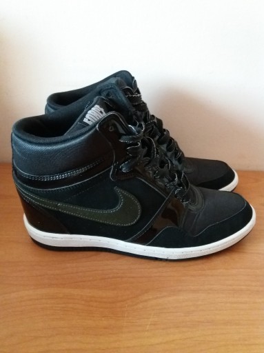 Zdjęcie oferty: Czarne sneakersy na koturnie Nike 40 wkładka 26cm