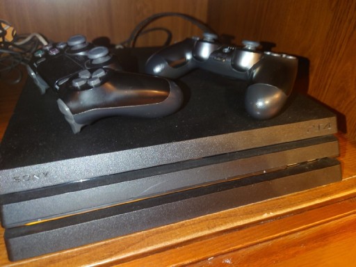 Zdjęcie oferty: Konsola Sony PlayStation 4 Pro + 2 x Pad PS4