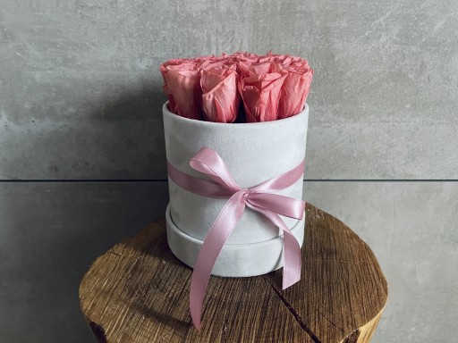 Zdjęcie oferty: Flowerbox z wiecznych róż prezent róże welur