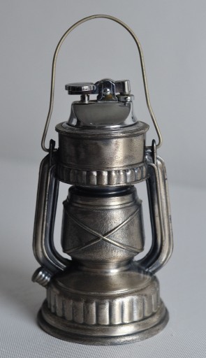 Zdjęcie oferty: Bardzo duża zapalniczka w kształcie lampy naftowej