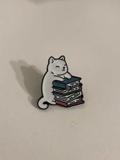 Zdjęcie oferty: Broszka przypinka kot z książkami