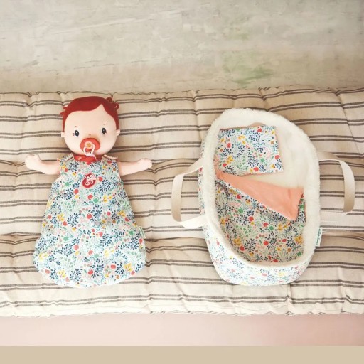 LILLIPUTIENS Koszyczek nosidełko dla lalki - kocyk