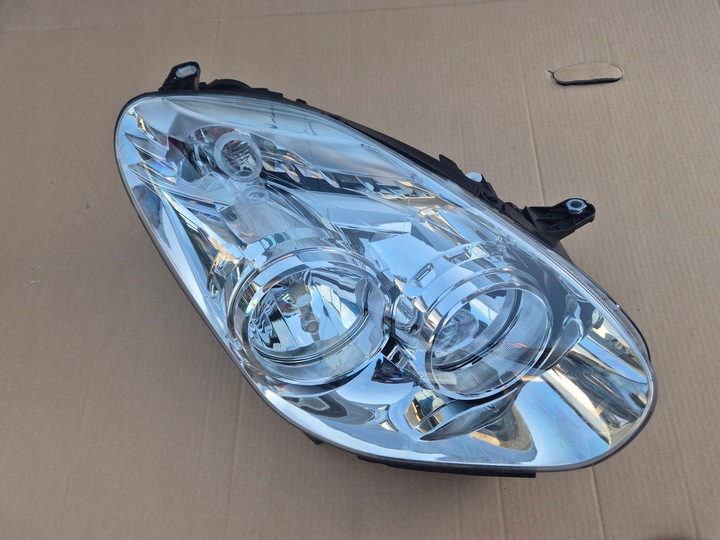Fiat Doblo lampa prawa.2010-15.Opel Combo 2011-18