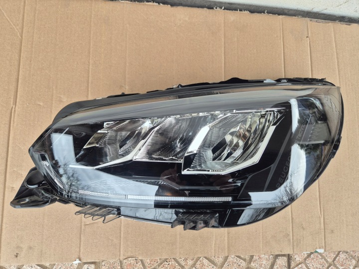 Peugeot 208 lampa lewa.Full LED. Lifting 2023-