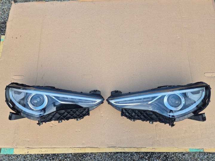 Alfa Romeo Stelvio lampa prawa i lewa.Ksenony. OE