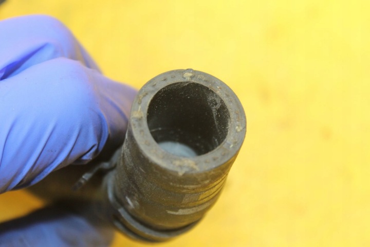 FIL TUYAU EAU A4 B7 2.0 TFSI BWT 8E0121049L