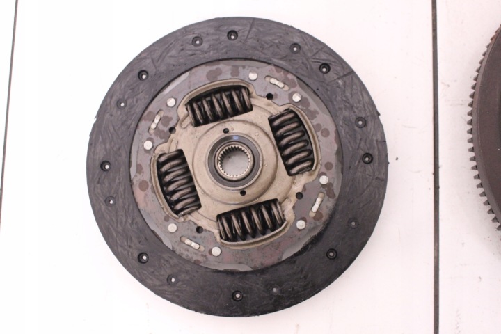EMBRAYAGE COMPLET VW GOLF V AUDI A3 8P 1.6 B