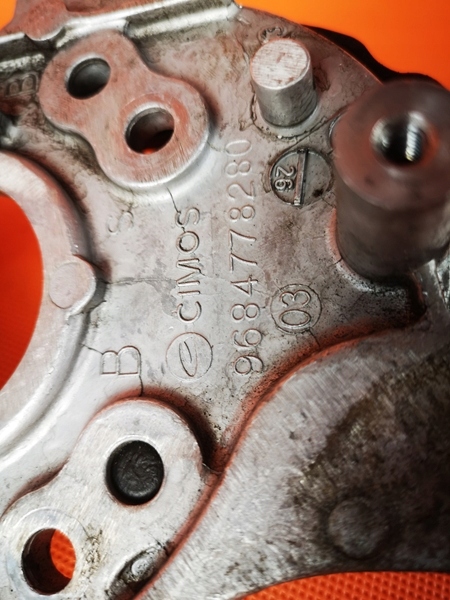 VOLVO V40 D2 1.6 POIGNÉE FIXATION POMPES D'INJECTION