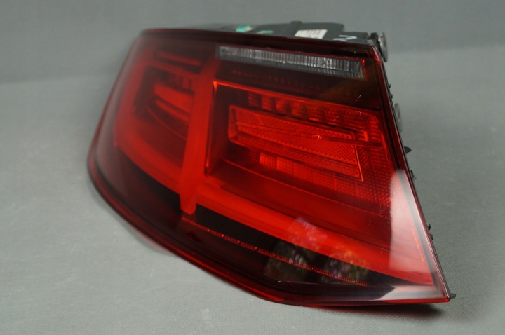 AUDI TT 3 III 8S PHARE GAUCHE ARRIÈRE LED 8S0945095A
