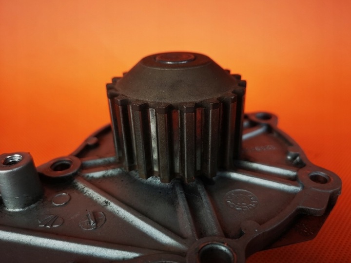 VOLVO V40 D2 1.6 POMPE À EAU 26739302