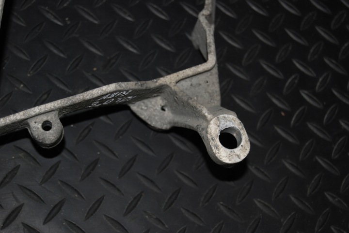 FIXATION COMPRESSEUR AUDI A8 D3 3.0 TDI 4E0616869D