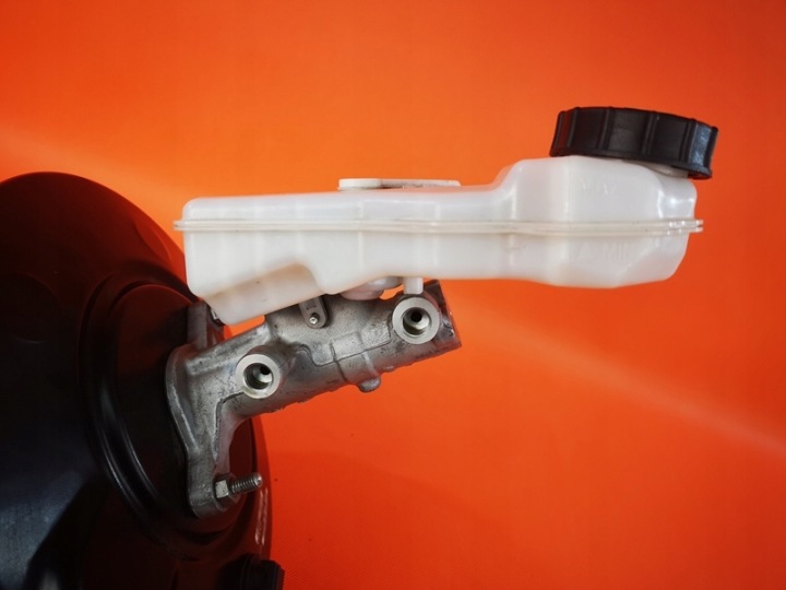 VOLVO V40 D2 LIFT SERVO POMPE DE FREIN RÉSERVOIR
