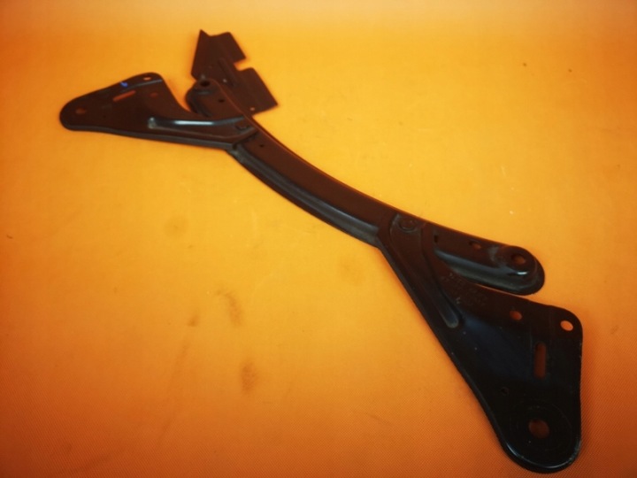 VOLVO V40 II D3 POUTRE SUPPORT SUSPENSIONS