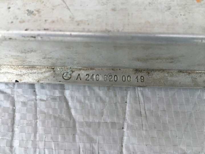 POUTRE INFÉRIEURE COURROIE AVANT MERCEDES A W176 B W242 W246 W117 W156 OE A2466200019