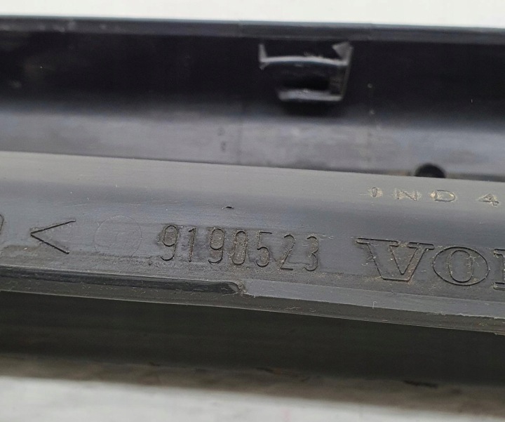 MOULURE REVÊTEMENT SEUIL GAUCHE VOLVO V70 II