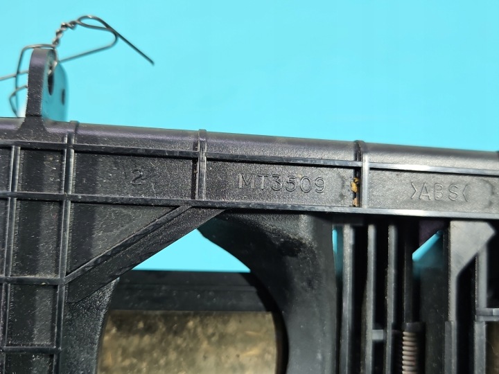 POIGNÉE SUR BOISSONS GODET CUP HOLDER TOYOTA AVENSIS II T25 MT3509